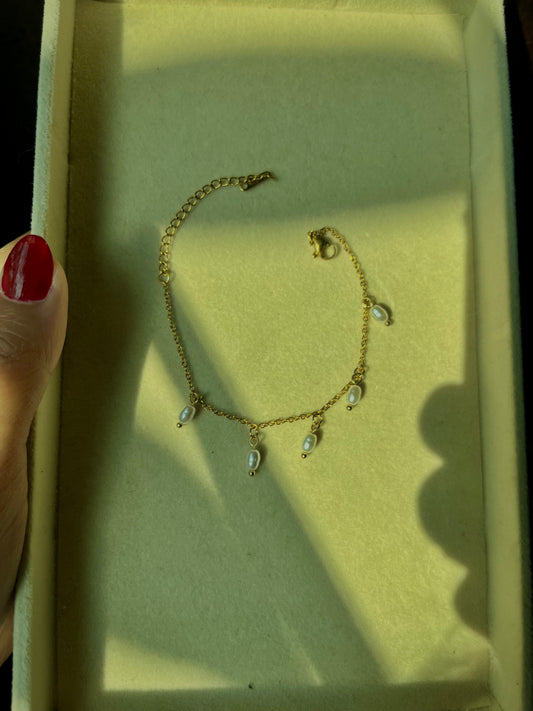 Hanging pearl bracelet