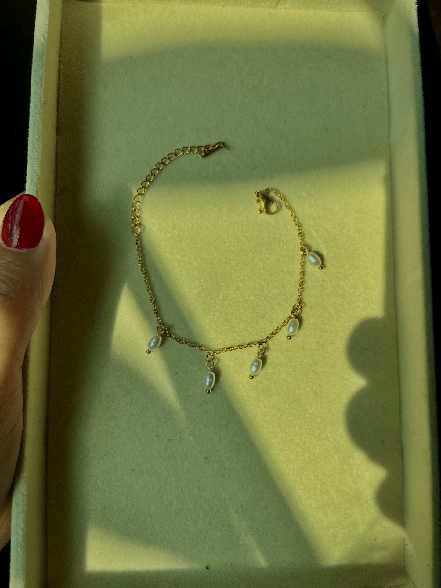 Hanging pearl bracelet