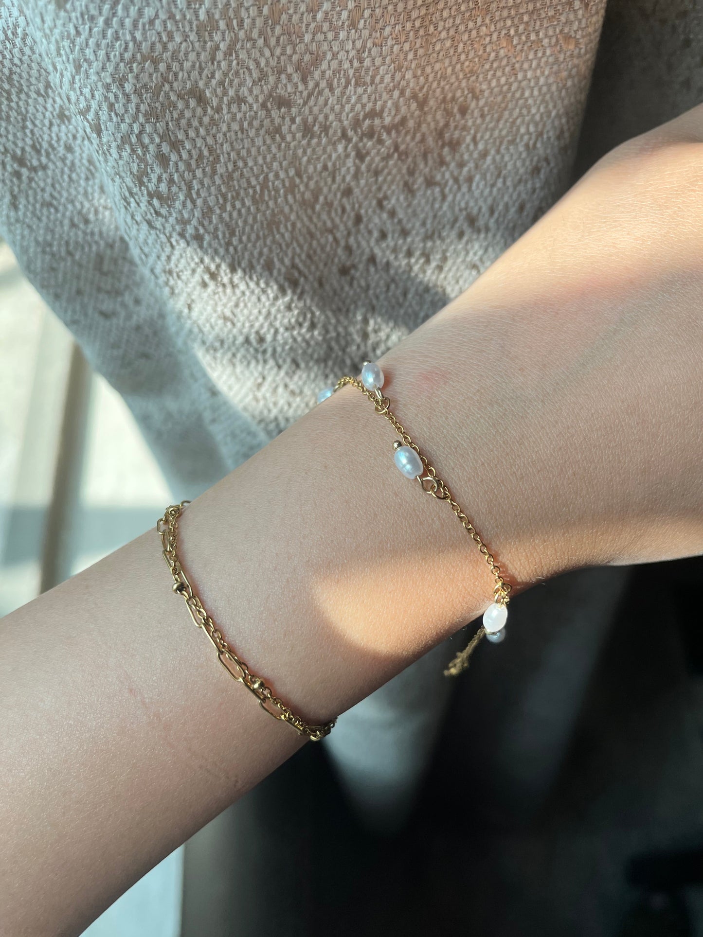 Hanging pearl bracelet
